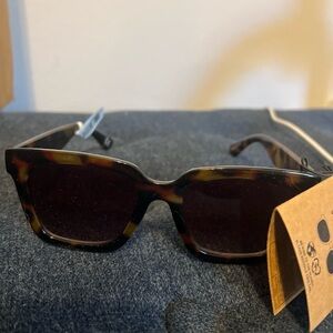 NWT tortoise beach rectangle sunglassses